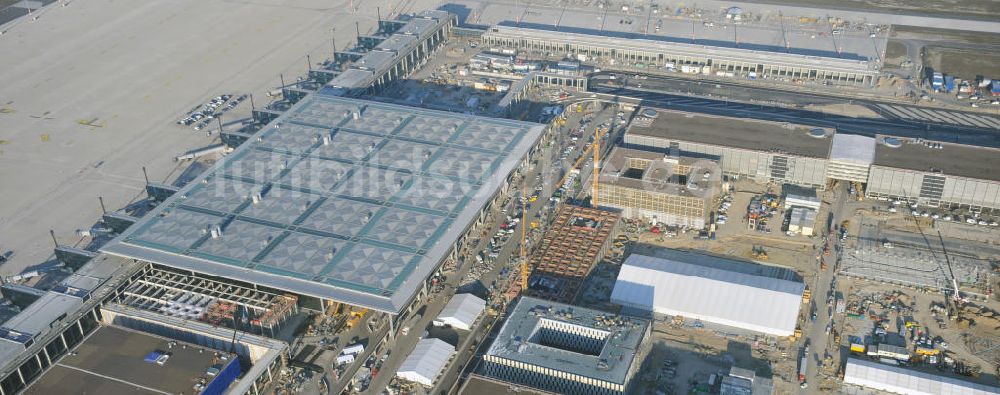 Luftaufnahme Schönefeld - Baustelle des neuen Terminals am Flughafen Berlin Schönefeld (BBI)