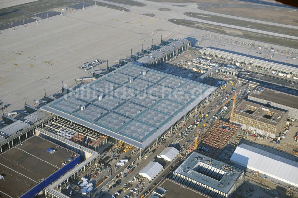 Schönefeld von oben - Baustelle des neuen Terminals am Flughafen Berlin Schönefeld (BBI)