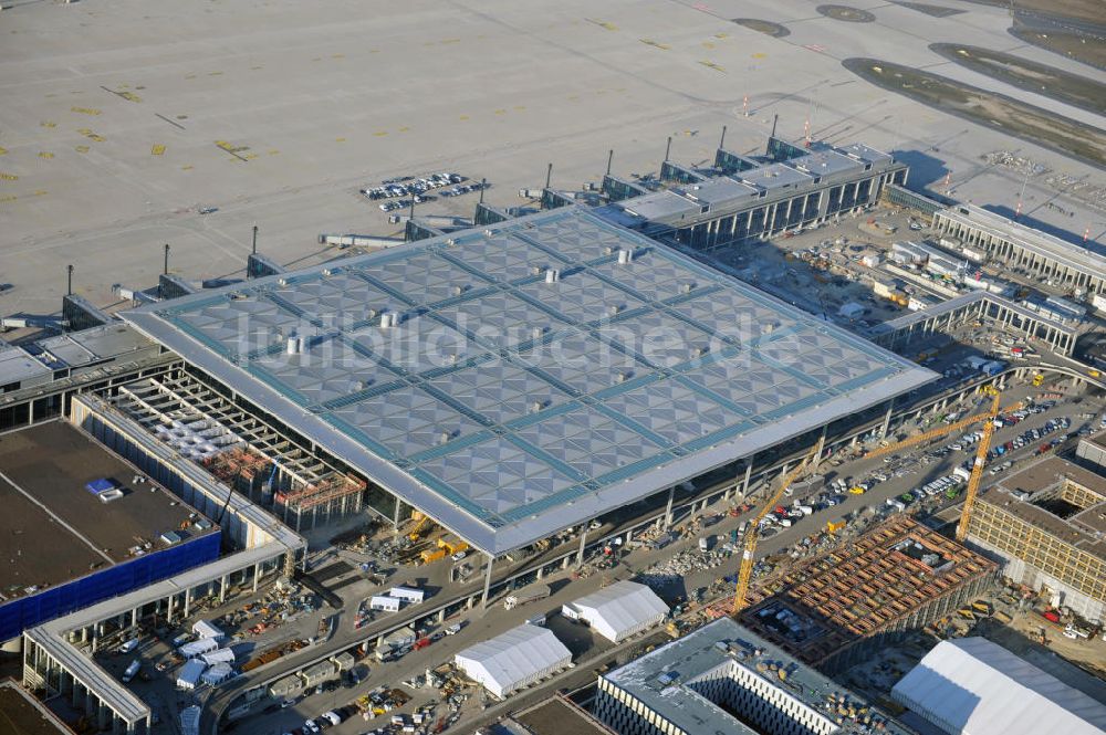 Schönefeld aus der Vogelperspektive: Baustelle des neuen Terminals am Flughafen Berlin Schönefeld (BBI)