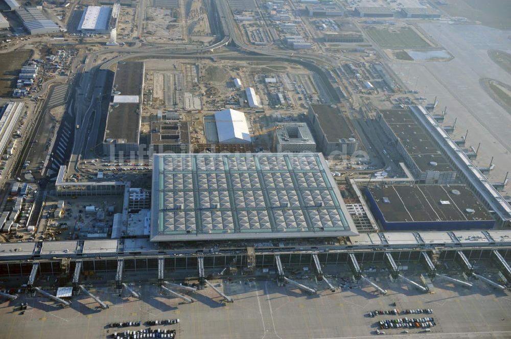 Luftaufnahme Schönefeld - Baustelle des neuen Terminals am Flughafen Berlin Schönefeld (BBI)