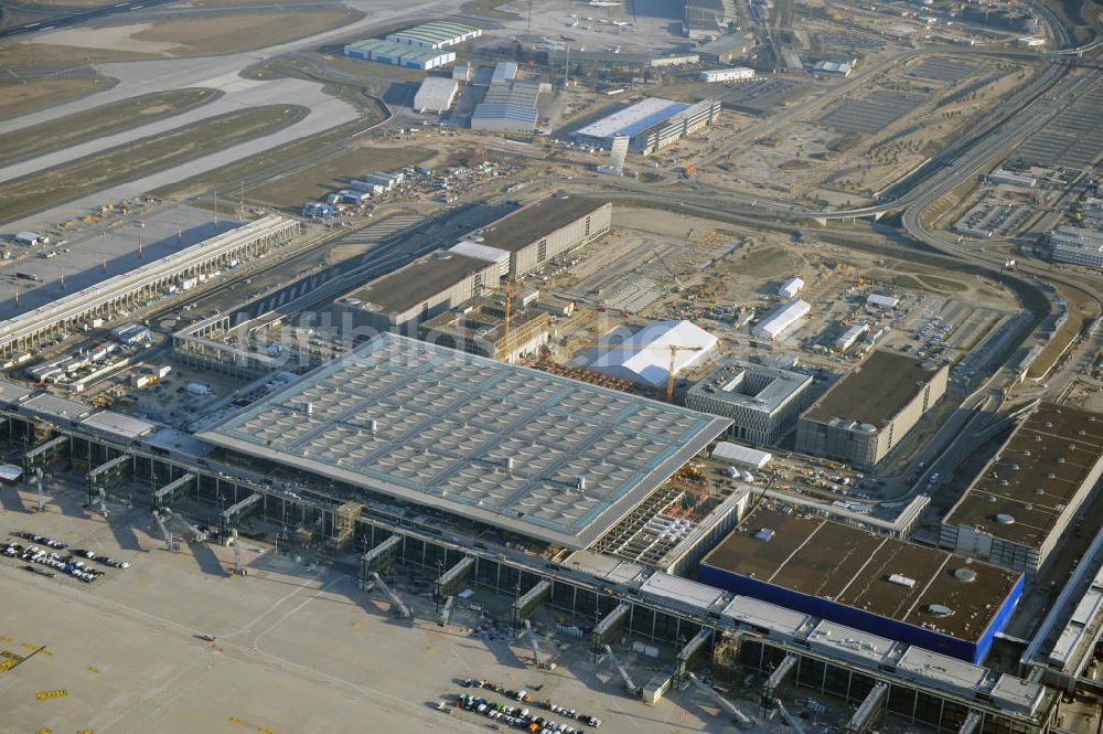 Schönefeld von oben - Baustelle des neuen Terminals am Flughafen Berlin Schönefeld (BBI)