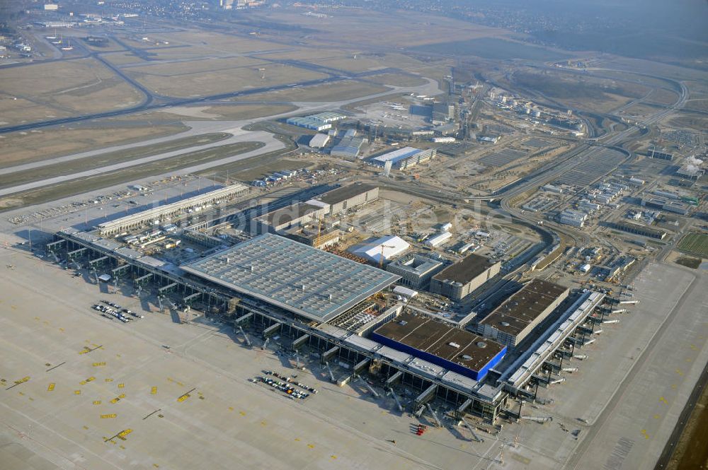 Schönefeld aus der Vogelperspektive: Baustelle des neuen Terminals am Flughafen Berlin Schönefeld (BBI)