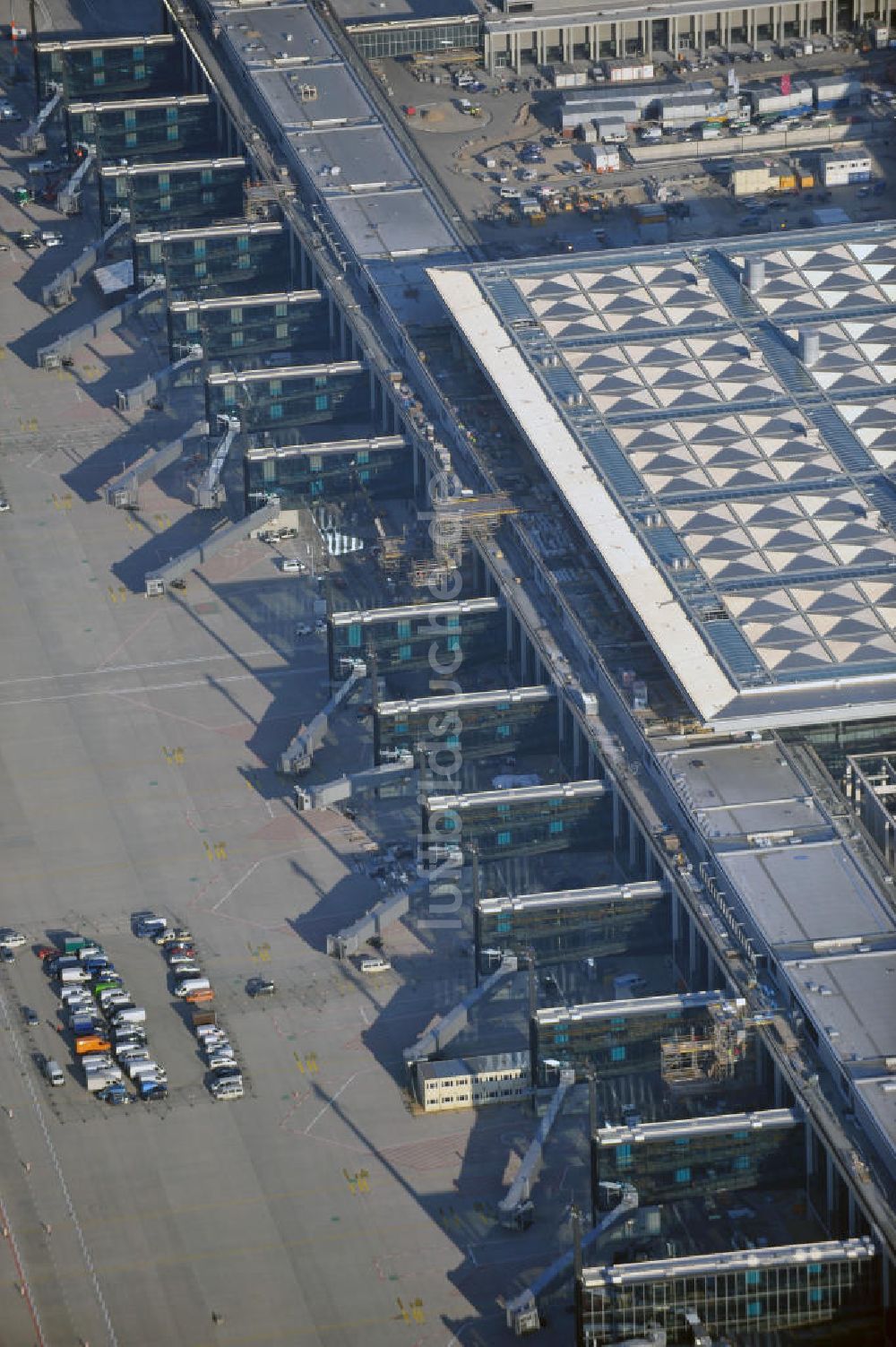 Schönefeld von oben - Baustelle des neuen Terminals am Flughafen Berlin Schönefeld (BBI)