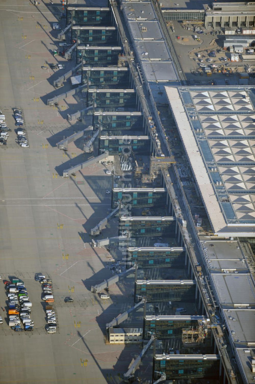 Schönefeld aus der Vogelperspektive: Baustelle des neuen Terminals am Flughafen Berlin Schönefeld (BBI)