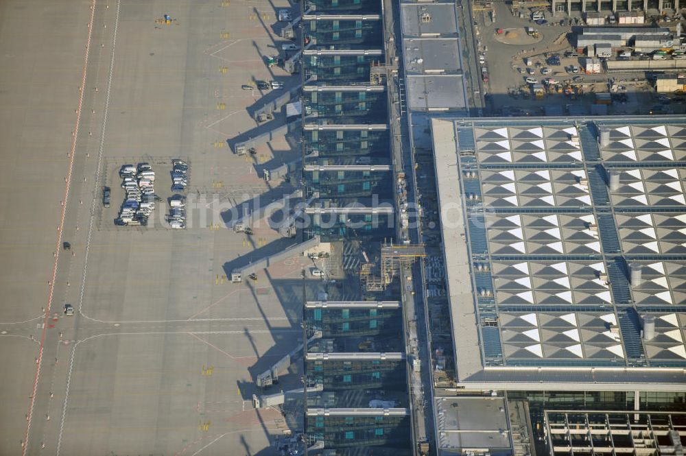 Luftaufnahme Schönefeld - Baustelle des neuen Terminals am Flughafen Berlin Schönefeld (BBI)