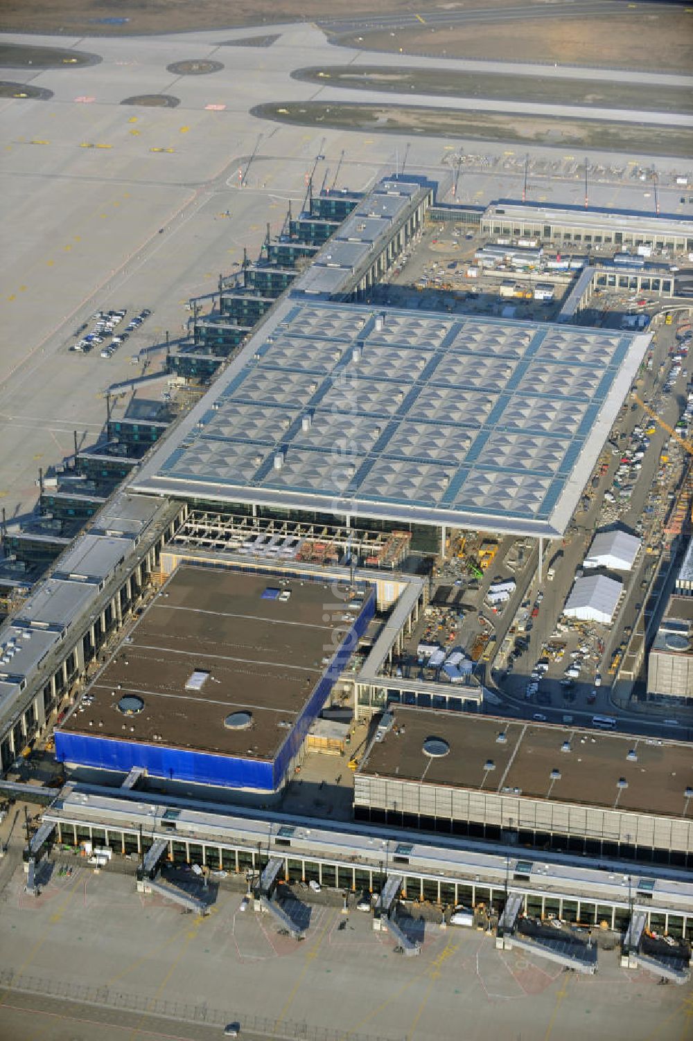 Schönefeld aus der Vogelperspektive: Baustelle des neuen Terminals am Flughafen Berlin Schönefeld (BBI)