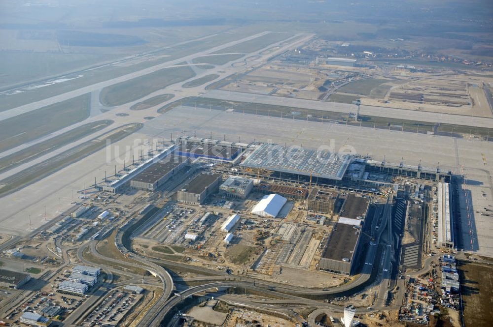 Luftaufnahme Schönefeld - Baustelle des neuen Terminals am Flughafen Berlin Schönefeld (BBI)