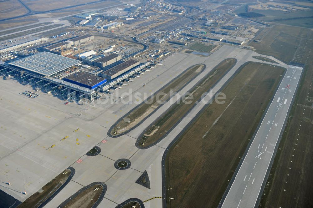 Schönefeld von oben - Baustelle des neuen Terminals am Flughafen Berlin Schönefeld (BBI)