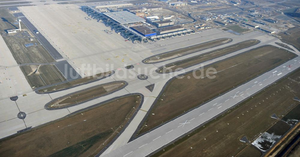 Schönefeld aus der Vogelperspektive: Baustelle des neuen Terminals am Flughafen Berlin Schönefeld (BBI)