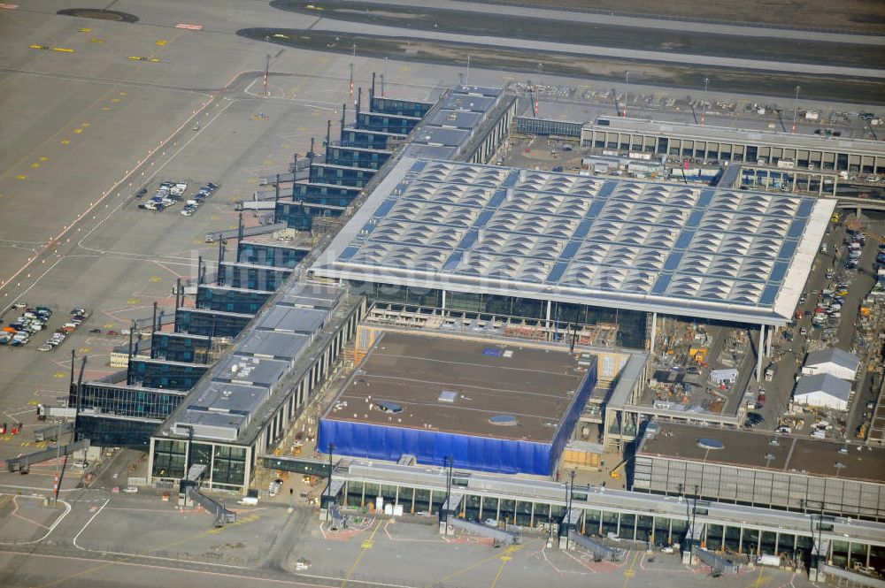 Luftaufnahme Schönefeld - Baustelle des neuen Terminals am Flughafen Berlin Schönefeld (BBI)