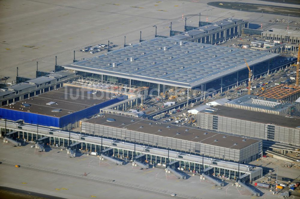 Schönefeld von oben - Baustelle des neuen Terminals am Flughafen Berlin Schönefeld (BBI)