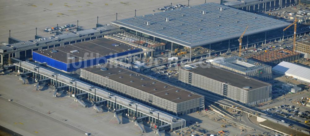 Schönefeld aus der Vogelperspektive: Baustelle des neuen Terminals am Flughafen Berlin Schönefeld (BBI)