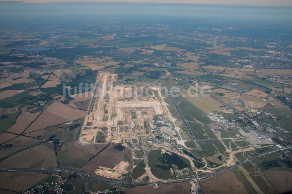 Schönefeld aus der Vogelperspektive: Baustelle des neuen Terminals am Flughafen Berlin Schönefeld (BBI)