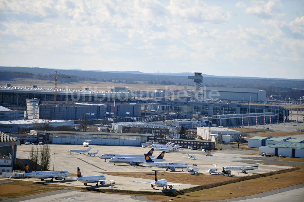 Luftaufnahme Schönefeld - Baustelle des neuen Terminals am Flughafen Berlin Schönefeld ( BER / BBI)