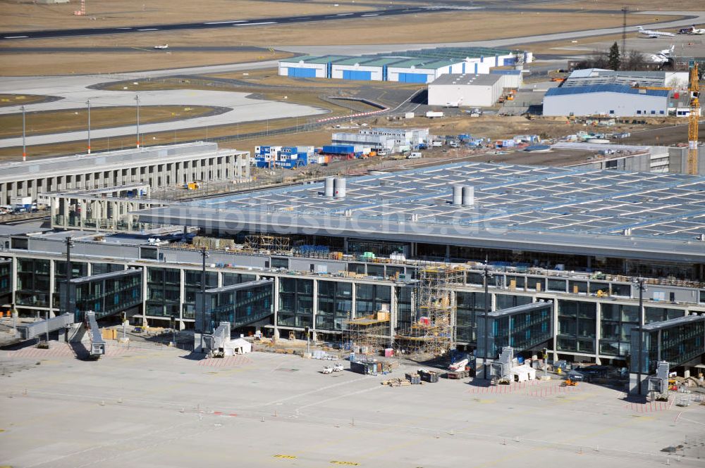 Schönefeld aus der Vogelperspektive: Baustelle des neuen Terminals am Flughafen Berlin Schönefeld ( BER / BBI)