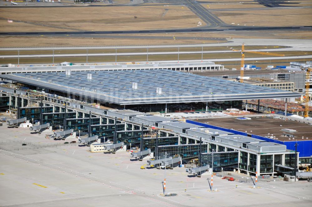 Luftbild Schönefeld - Baustelle des neuen Terminals am Flughafen Berlin Schönefeld ( BER / BBI)