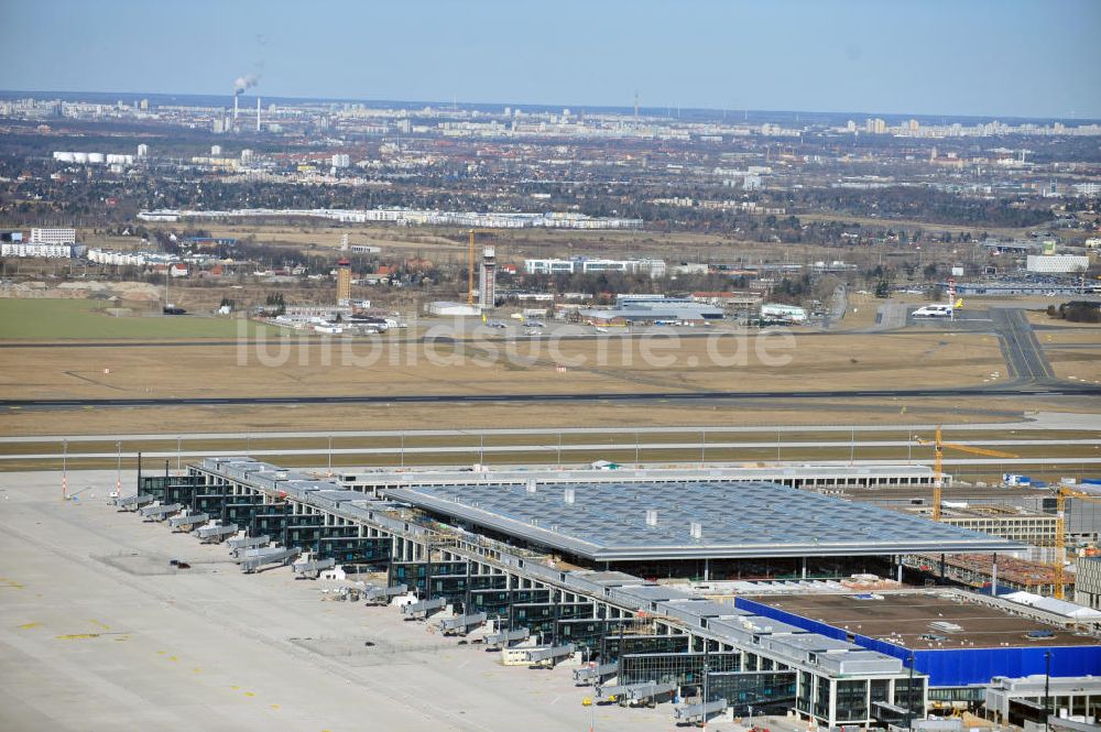 Luftaufnahme Schönefeld - Baustelle des neuen Terminals am Flughafen Berlin Schönefeld ( BER / BBI)