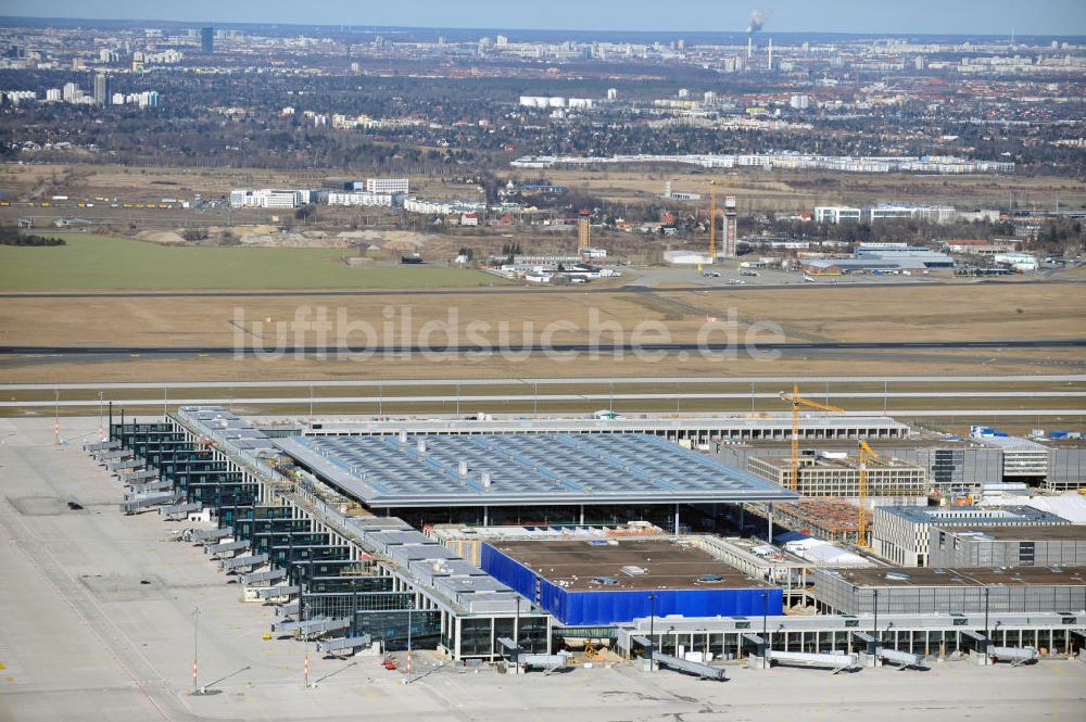 Schönefeld von oben - Baustelle des neuen Terminals am Flughafen Berlin Schönefeld ( BER / BBI)