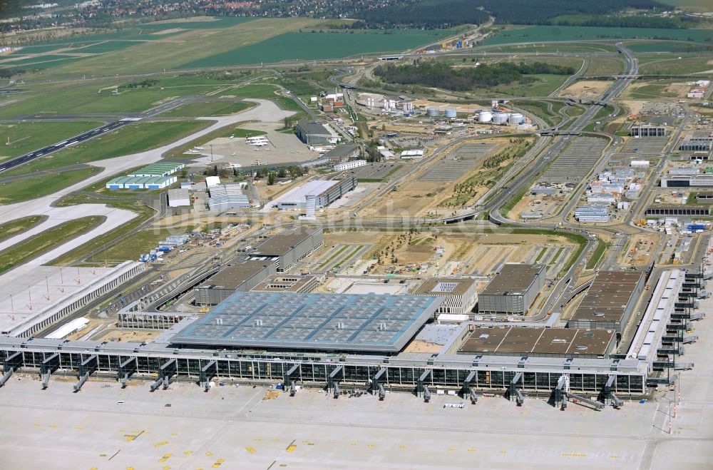 Luftaufnahme Schönefeld - Baustelle des neuen Terminals am Flughafen Berlin Schönefeld ( BER / BBI )