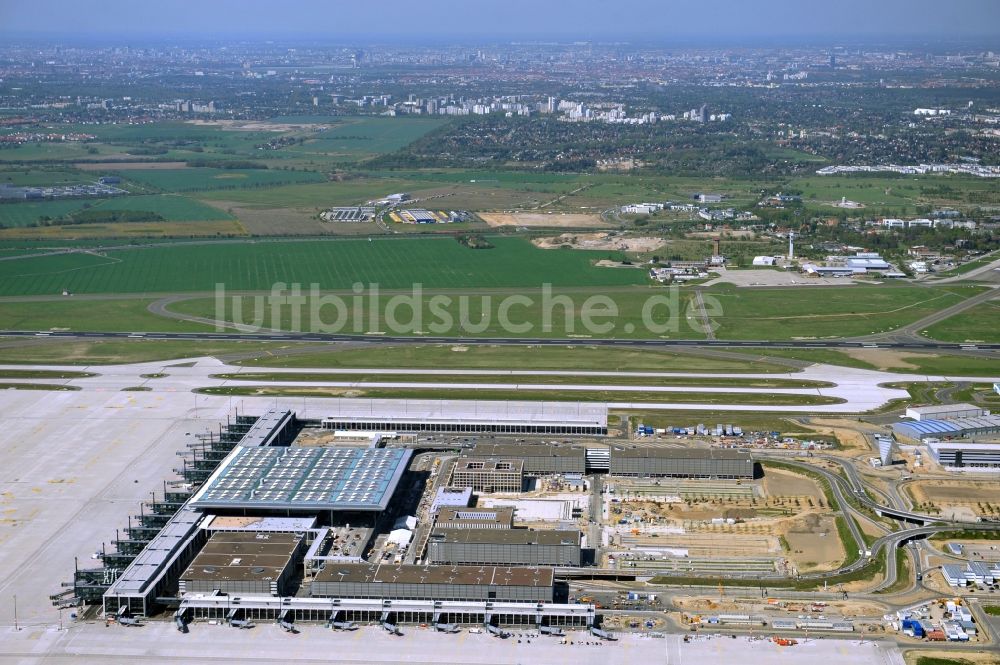 Luftaufnahme Schönefeld - Baustelle des neuen Terminals am Flughafen Berlin Schönefeld ( BER / BBI )