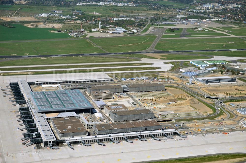 Luftbild Schönefeld - Baustelle des neuen Terminals am Flughafen Berlin Schönefeld ( BER / BBI )