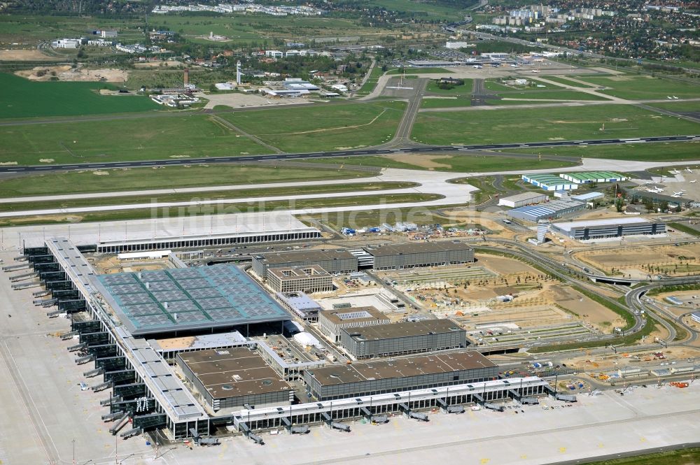 Luftaufnahme Schönefeld - Baustelle des neuen Terminals am Flughafen Berlin Schönefeld ( BER / BBI )