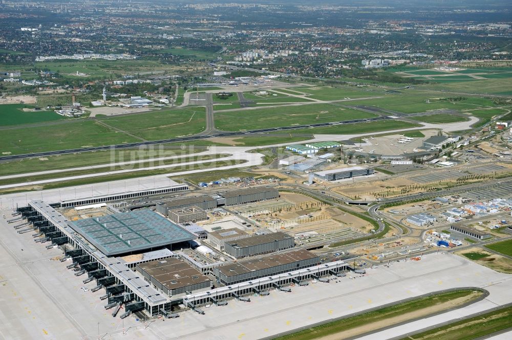 Schönefeld von oben - Baustelle des neuen Terminals am Flughafen Berlin Schönefeld ( BER / BBI )