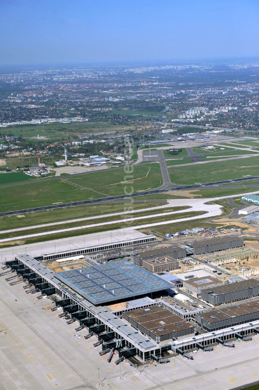 Schönefeld aus der Vogelperspektive: Baustelle des neuen Terminals am Flughafen Berlin Schönefeld ( BER / BBI )