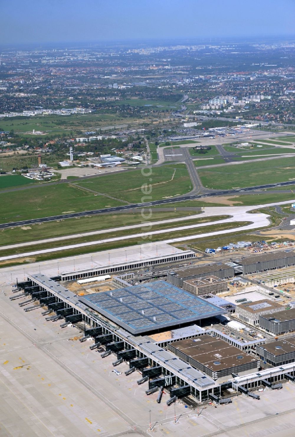 Luftbild Schönefeld - Baustelle des neuen Terminals am Flughafen Berlin Schönefeld ( BER / BBI )