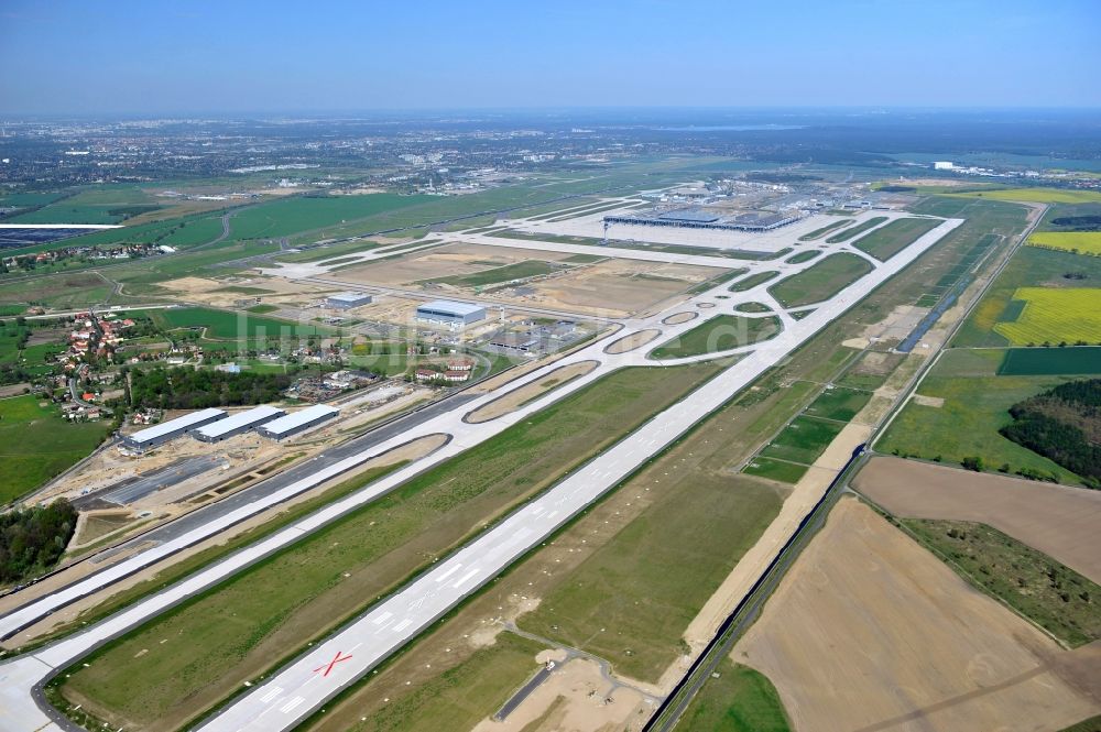 Luftaufnahme Schönefeld - Baustelle des neuen Terminals am Flughafen Berlin Schönefeld ( BER / BBI )