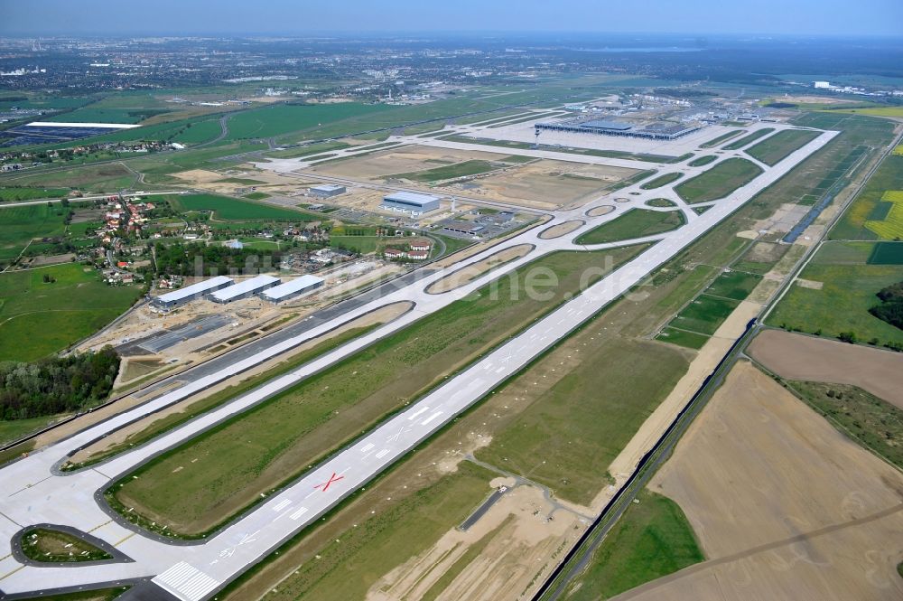 Schönefeld von oben - Baustelle des neuen Terminals am Flughafen Berlin Schönefeld ( BER / BBI )