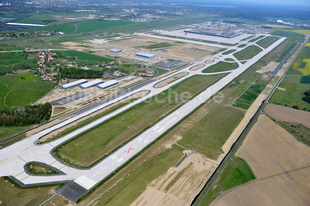 Schönefeld aus der Vogelperspektive: Baustelle des neuen Terminals am Flughafen Berlin Schönefeld ( BER / BBI )