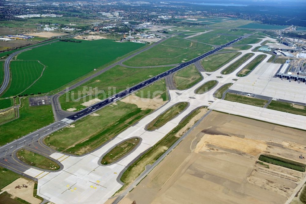 Luftbild Schönefeld - Baustelle des neuen Terminals am Flughafen Berlin Schönefeld ( BER / BBI )