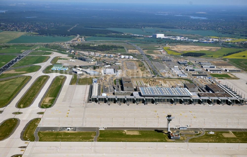 Luftaufnahme Schönefeld - Baustelle des neuen Terminals am Flughafen Berlin Schönefeld ( BER / BBI )