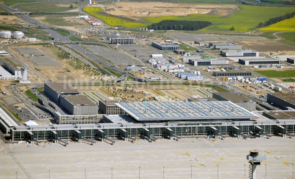 Schönefeld von oben - Baustelle des neuen Terminals am Flughafen Berlin Schönefeld ( BER / BBI )