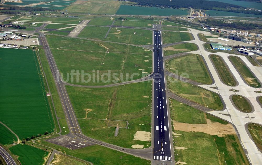 Schönefeld aus der Vogelperspektive: Baustelle des neuen Terminals am Flughafen Berlin Schönefeld ( BER / BBI )