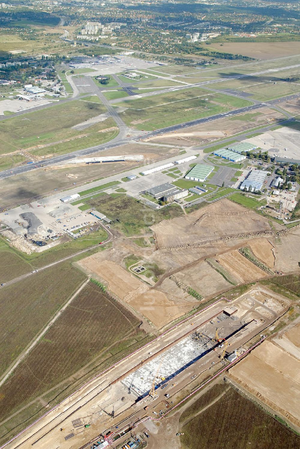 Schönefeld aus der Vogelperspektive: Baustelle des neuen Terminals am Flughafen Schönefeld (BBI)