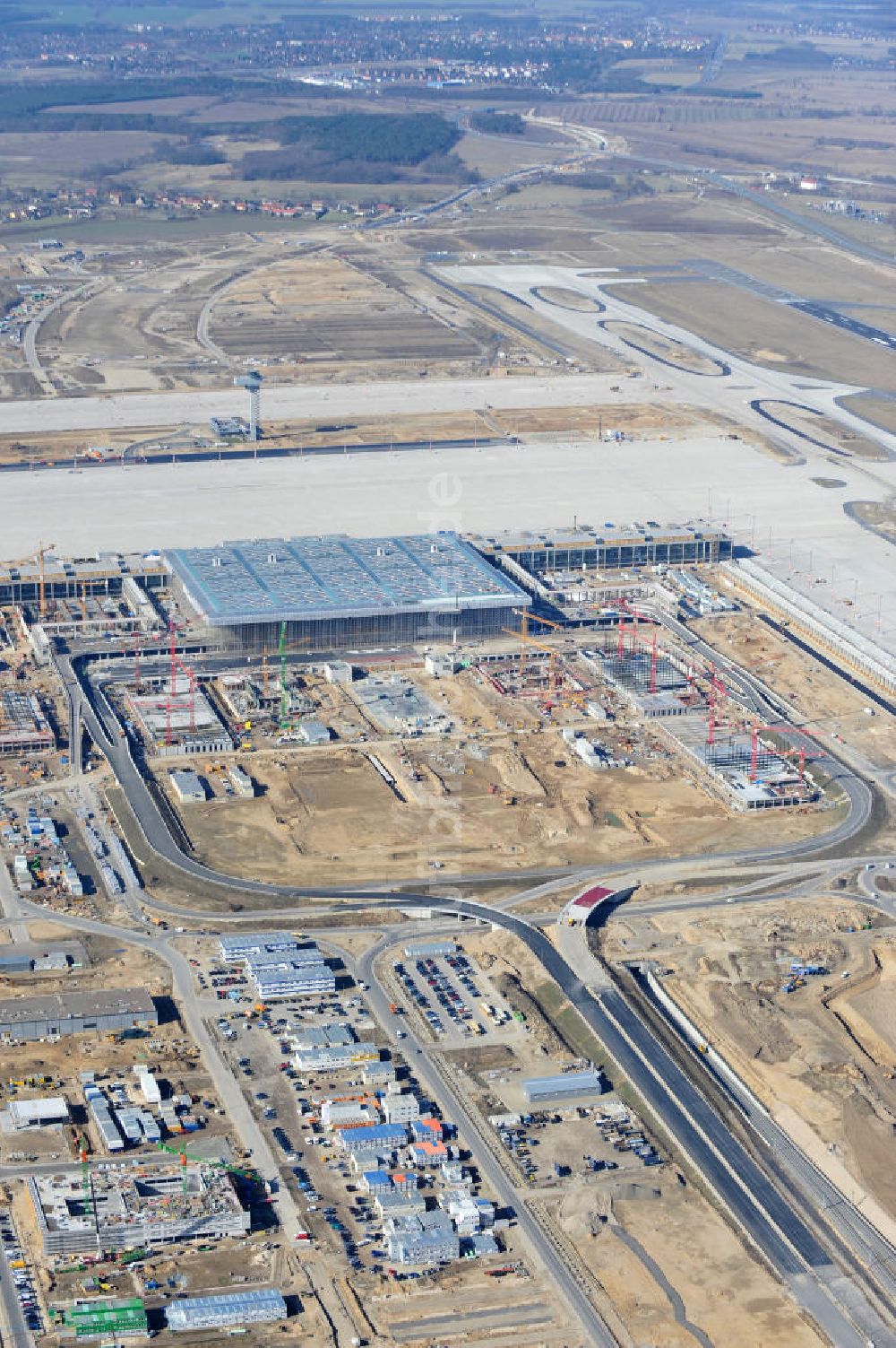 Schönefeld aus der Vogelperspektive: Baustelle des neuen Terminals am Flughafen Schönefeld (BBI)