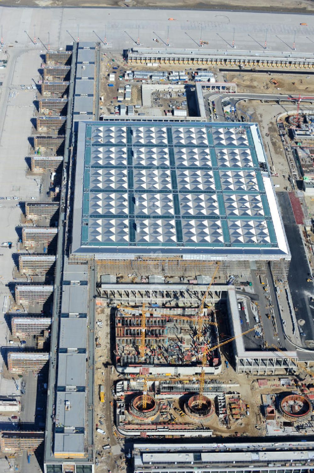 Schönefeld aus der Vogelperspektive: Baustelle des neuen Terminals am Flughafen Schönefeld (BBI)