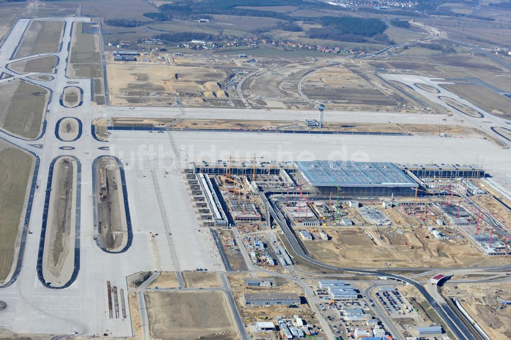 Schönefeld von oben - Baustelle des neuen Terminals am Flughafen Schönefeld (BBI)