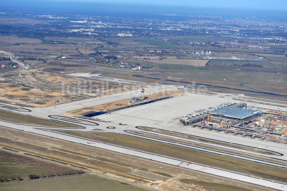 Schönefeld von oben - Baustelle des neuen Terminals am Flughafen Schönefeld (BBI)