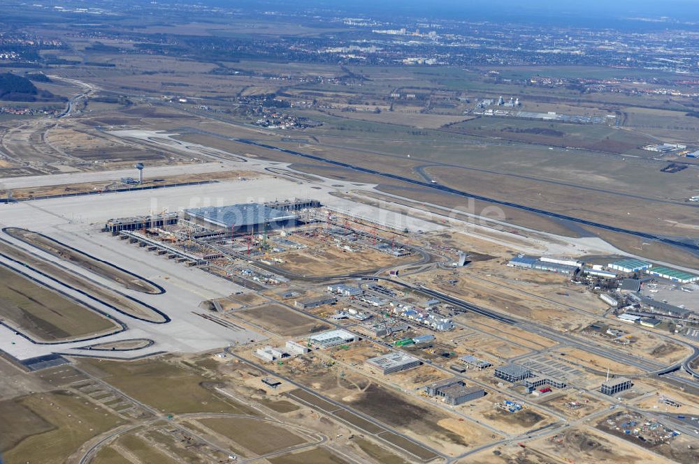 Schönefeld aus der Vogelperspektive: Baustelle des neuen Terminals am Flughafen Schönefeld (BBI)