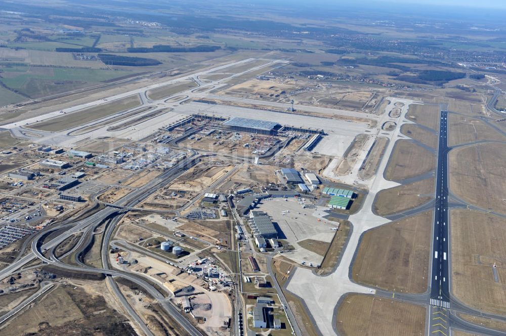 Schönefeld aus der Vogelperspektive: Baustelle des neuen Terminals am Flughafen Schönefeld (BBI)