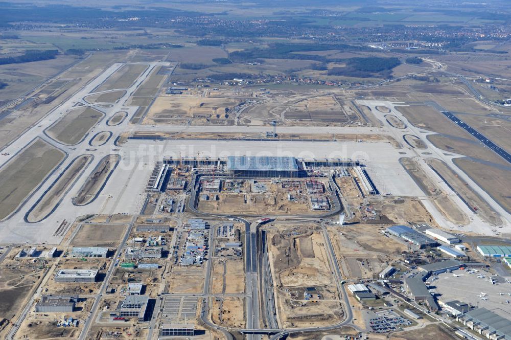 Schönefeld von oben - Baustelle des neuen Terminals am Flughafen Schönefeld (BBI)