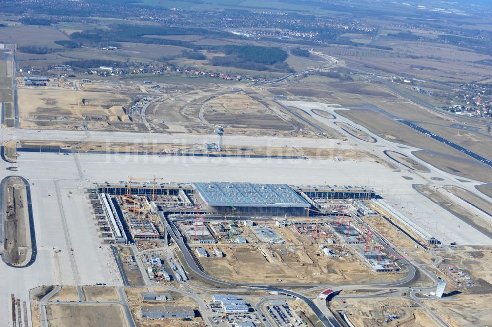 Schönefeld von oben - Baustelle des neuen Terminals am Flughafen Schönefeld (BBI)