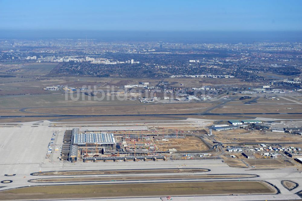 Schönefeld aus der Vogelperspektive: Baustelle des neuen Terminals am Flughafen Schönefeld (BBI)