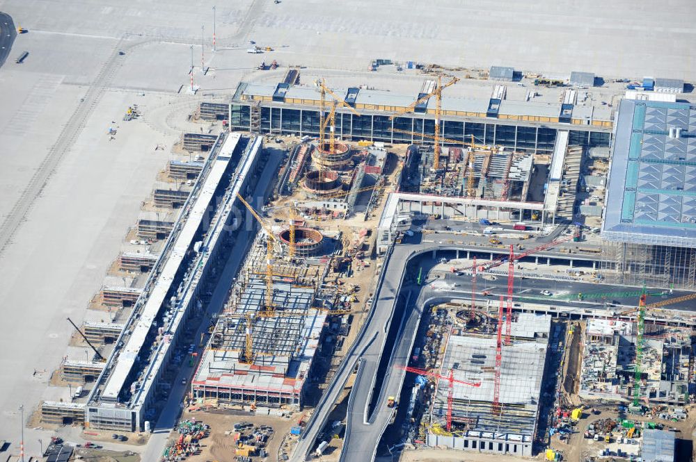 Schönefeld von oben - Baustelle des neuen Terminals am Flughafen Schönefeld (BBI)