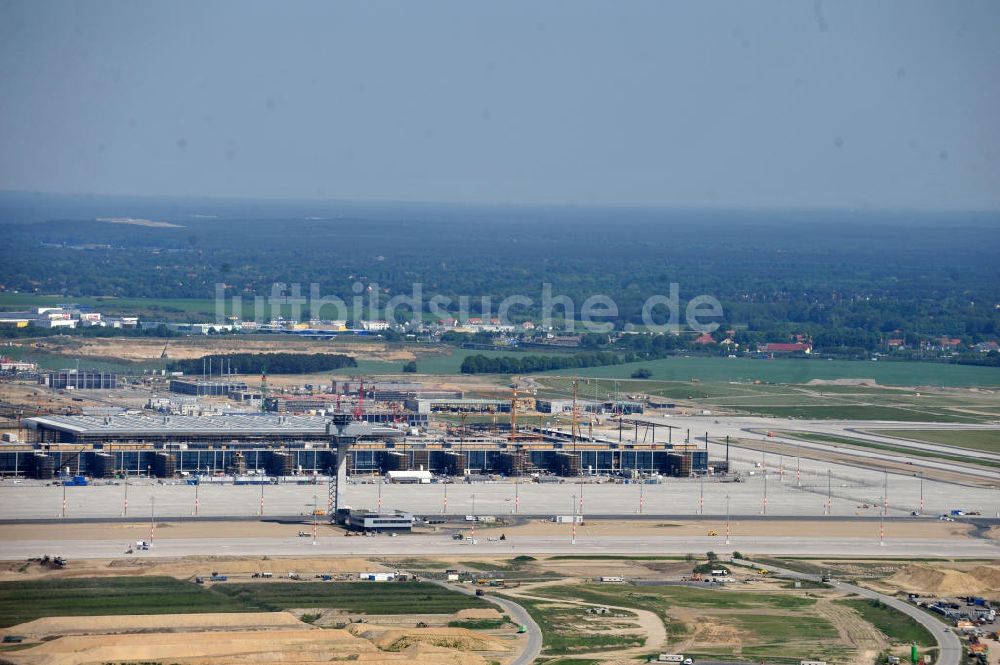 Schönefeld von oben - Baustelle des neuen Terminals am Flughafen Schönefeld (BBI)