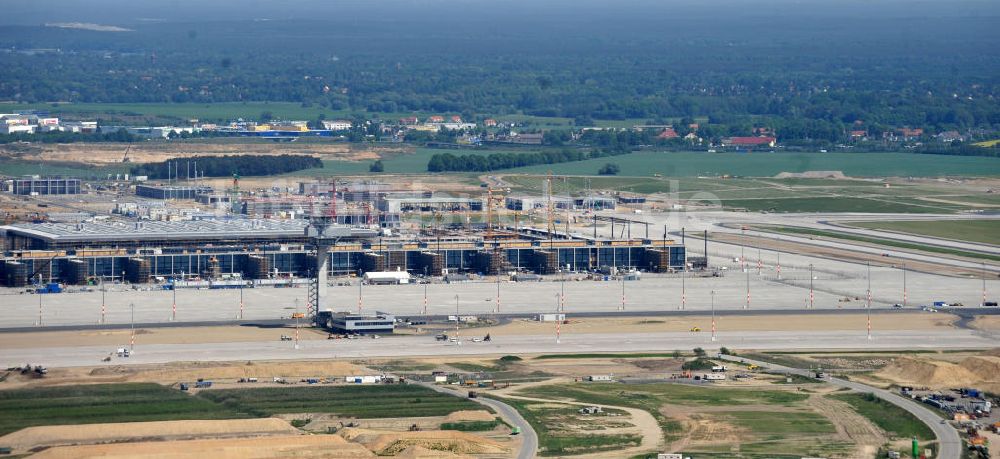 Schönefeld aus der Vogelperspektive: Baustelle des neuen Terminals am Flughafen Schönefeld (BBI)