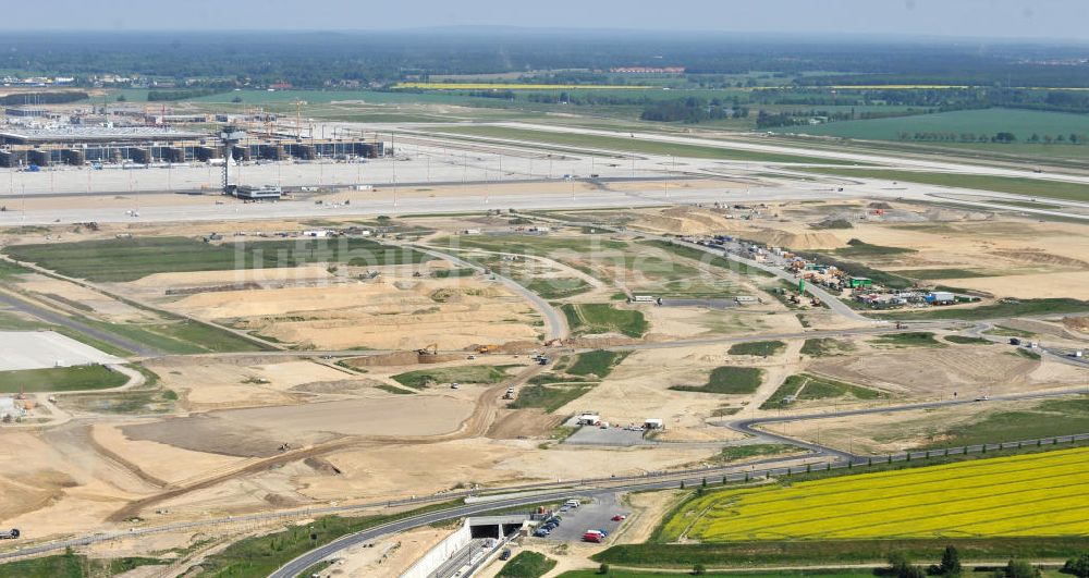 Schönefeld von oben - Baustelle des neuen Terminals am Flughafen Schönefeld (BBI)